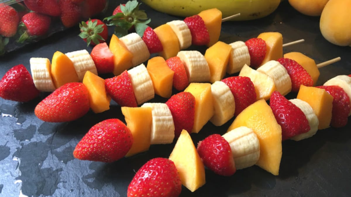 Brochetas de fruta para niños