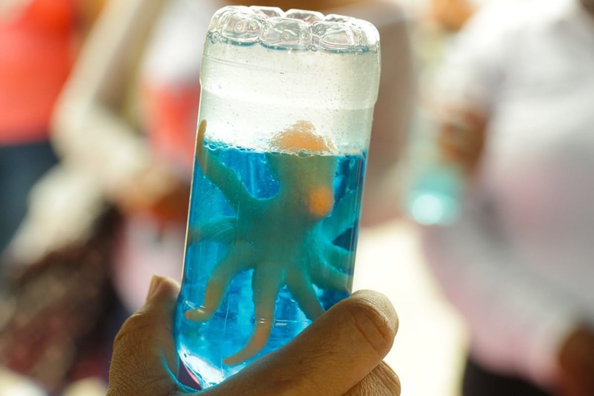 Cómo hacer botellas sensoriales paso a paso