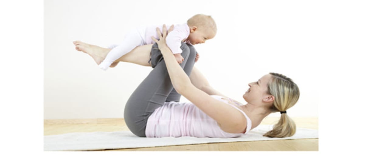 15 ejercicios de yoga con bebes muy divertidos