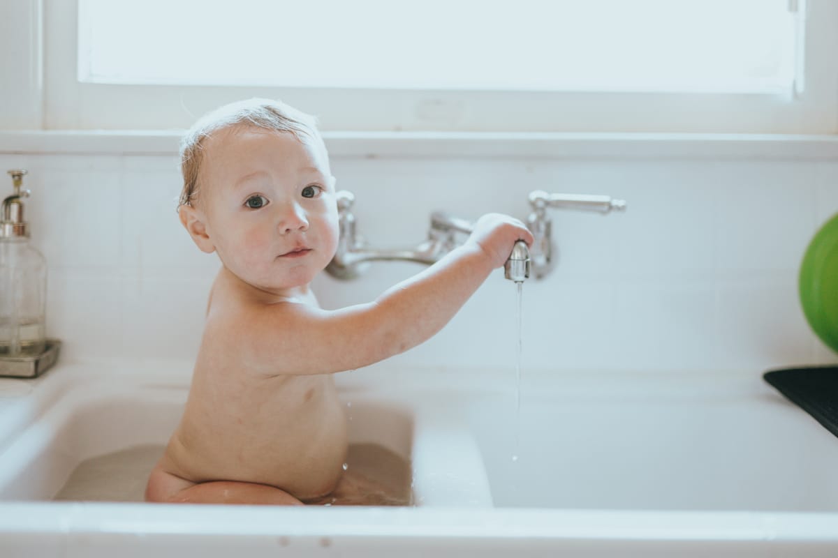 ¿A qué temperatura debo bañar a mi bebé?
