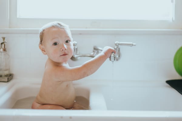 ¿A qué temperatura debo bañar a mi bebé?